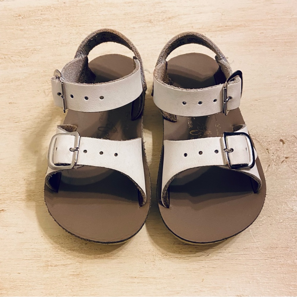 White Sea Wees size 4